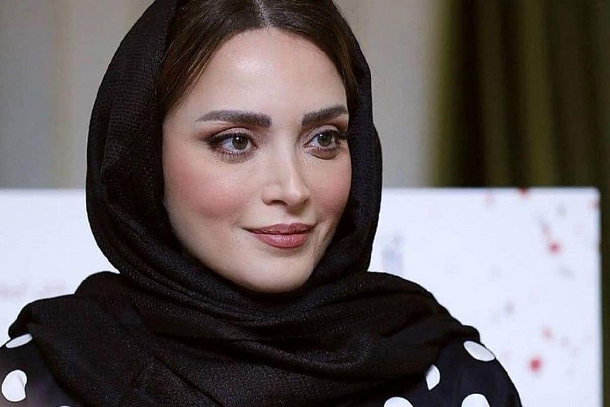 عکس| رونمایی بهنوش طباطبایی از مجسمه اش | دیلی 3