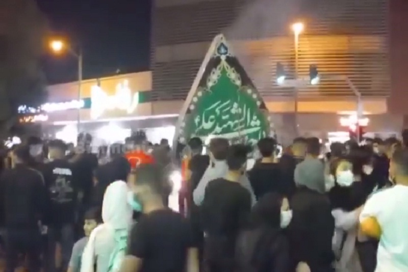 آتش زدن پرچم امام حسین (ع) در اغتشاشات و سوت، کف و هلهله داعشی های وطنی آتش زدن پرچم امام حسین (ع) در اغتشاشات و سوت، کف و هلهله داعشی های وطنی | دیلی 3