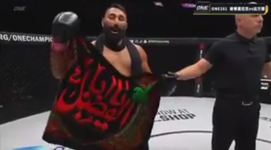 عکس| پرچم یا ابوالفضل (ع) روی دست ایرج عزیزپور قهرمان ایرانی MMA پس از پیروزی مقابل حریف برزیلی | دیلی 3