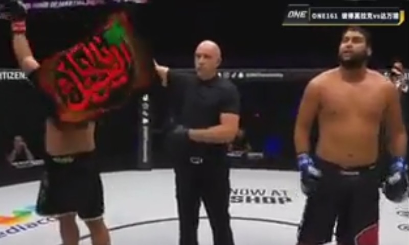 عکس| پرچم یا ابوالفضل (ع) روی دست ایرج عزیزپور قهرمان ایرانی MMA پس از پیروزی مقابل حریف برزیلی | دیلی 3