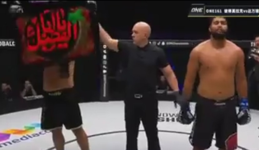 عکس| پرچم یا ابوالفضل (ع) روی دست ایرج عزیزپور قهرمان ایرانی MMA پس از پیروزی مقابل حریف برزیلی | دیلی 3