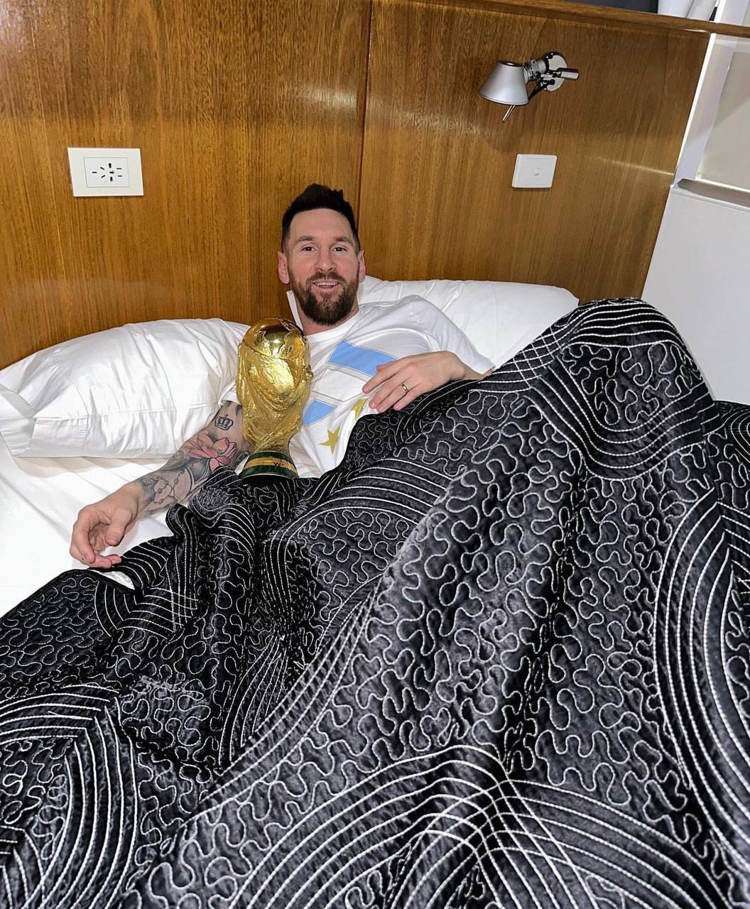 عکس| خواب طلایی مسی با کاپ جام جهانی 2022 قطر | دیلی 3