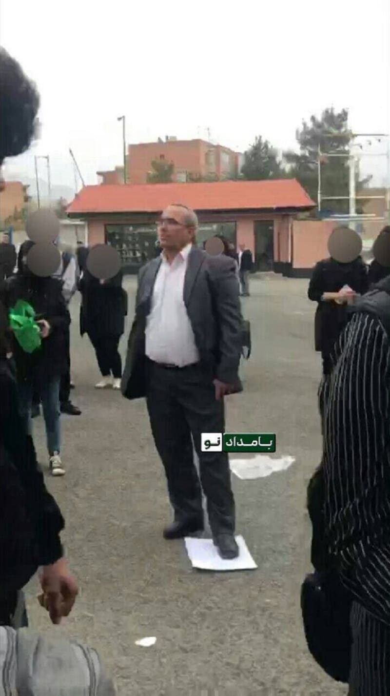 عکس| شعار «زن زندگی آزادی» زیر پای معاون حراست دانشگاه علامه طباطبایی | دیلی 3