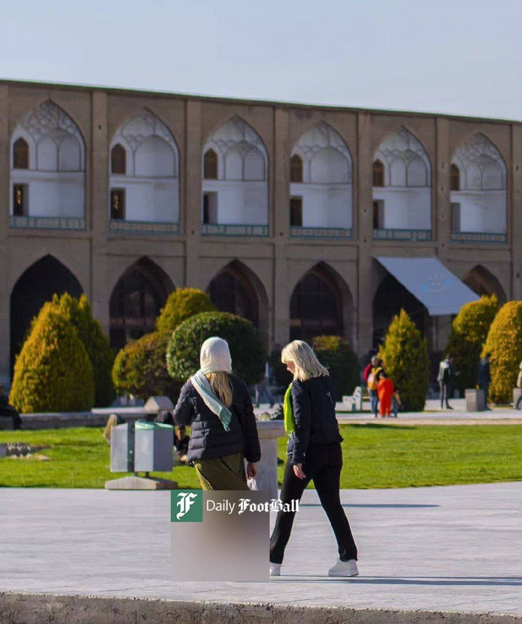 عکس| حضور گردشگران زن بدون حجاب در اصفهان جنجال به پا کرد عکس| حضور گردشگران زن بدون حجاب در اصفهان جنجال به پا کرد | دیلی 3