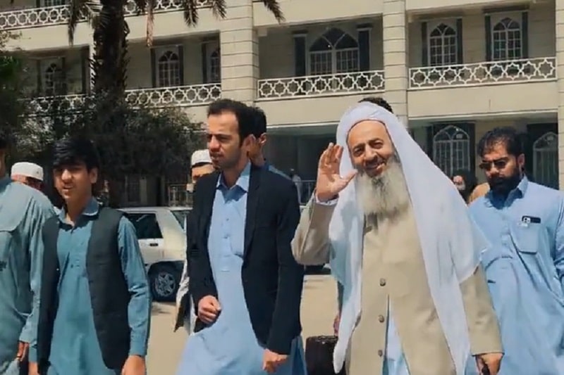 فیلم| پای زنان به مسجد مکی زاهدان باز شد؛ گفتگوی زن ها با مولوی عبدالحمید برای اولین بار | دیلی 3