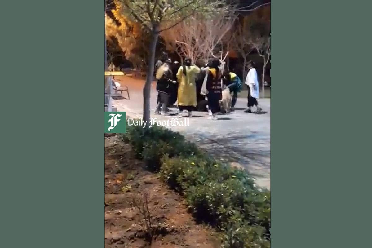 فیلم| حمله وحشیانه دختران بی حجاب به یک خانم محجبه در قم؛ حمایت علی کریمی از هنجارشکنان | دیلی 3