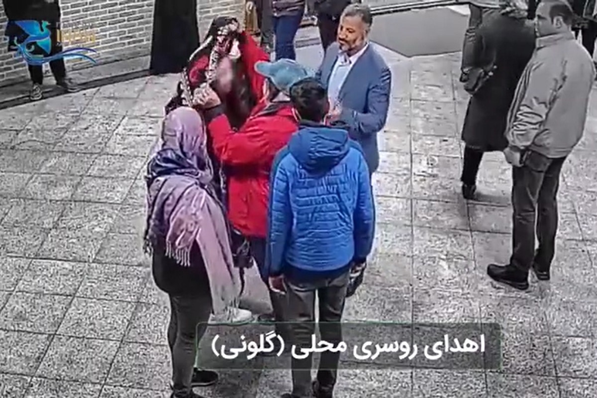 فیلم| اهدای روسری محلی به زنان بی حجاب در قلعه فلک الافلاک لرستان | دیلی 3