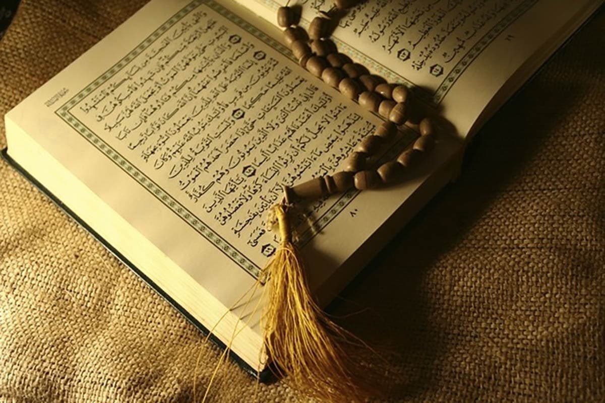 فیلم| تلاوت زیبای قرآن توسط یک نوجوان در مترو | دیلی 3
