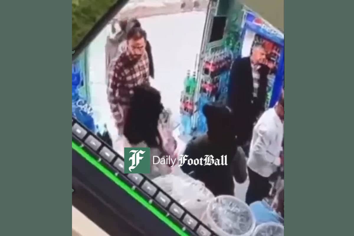 فیلم| حمله وحشیانه به زنان بی حجاب در سوپرمارکت؛ خاطره رهبر انقلاب از حمله به بدحجاب ها فیلم| حمله وحشیانه به زنان بی حجاب در سوپرمارکت؛ خاطره رهبر انقلاب از حمله به بدحجاب ها | دیلی 3