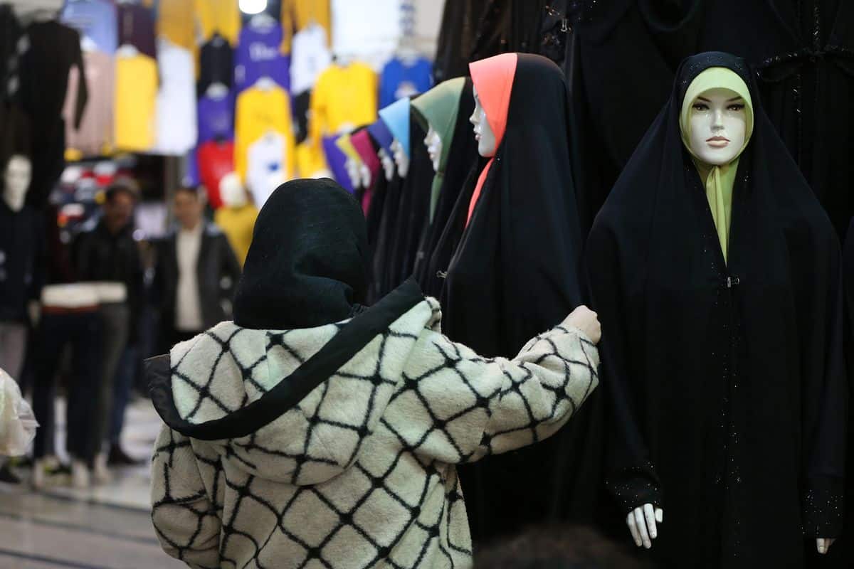 عکس| مردان سفیدپوش «گروه تذکر لسانی» برای امر به معروف حجاب در خیابان ها | دیلی 3