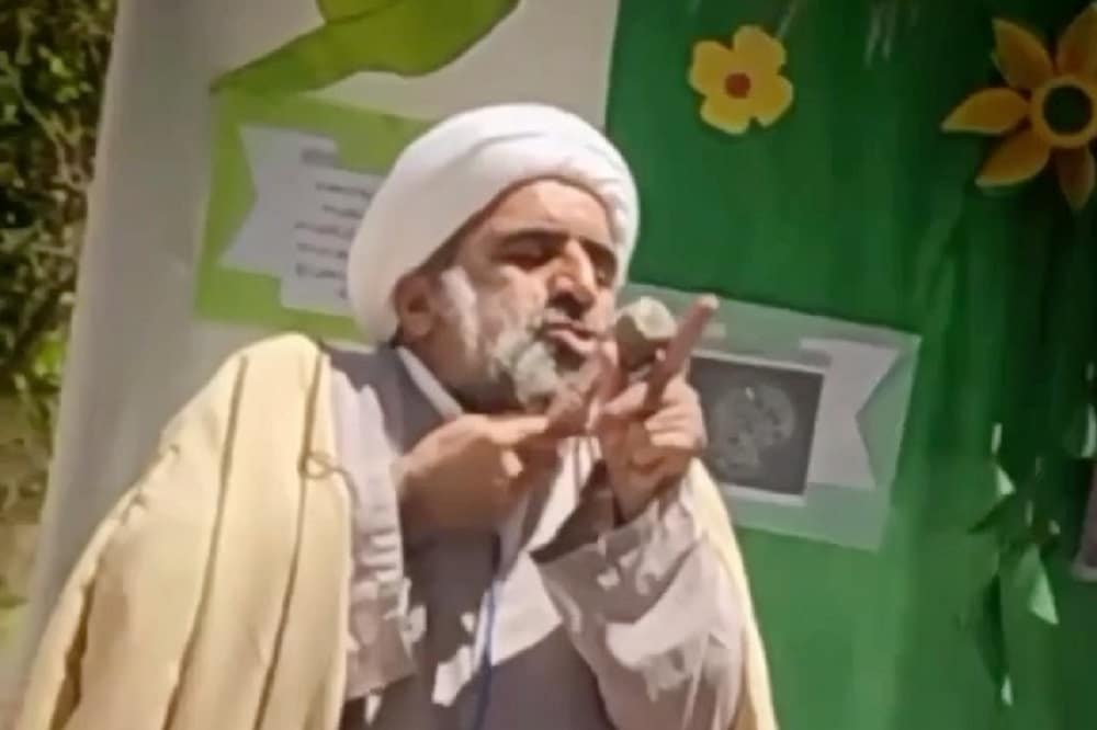 فیلم| حرکات و مثال عجیب یک روحانی در مدرسه دخترانه فیلم| حرکات و مثال عجیب یک روحانی در مدرسه دخترانه | دیلی 3