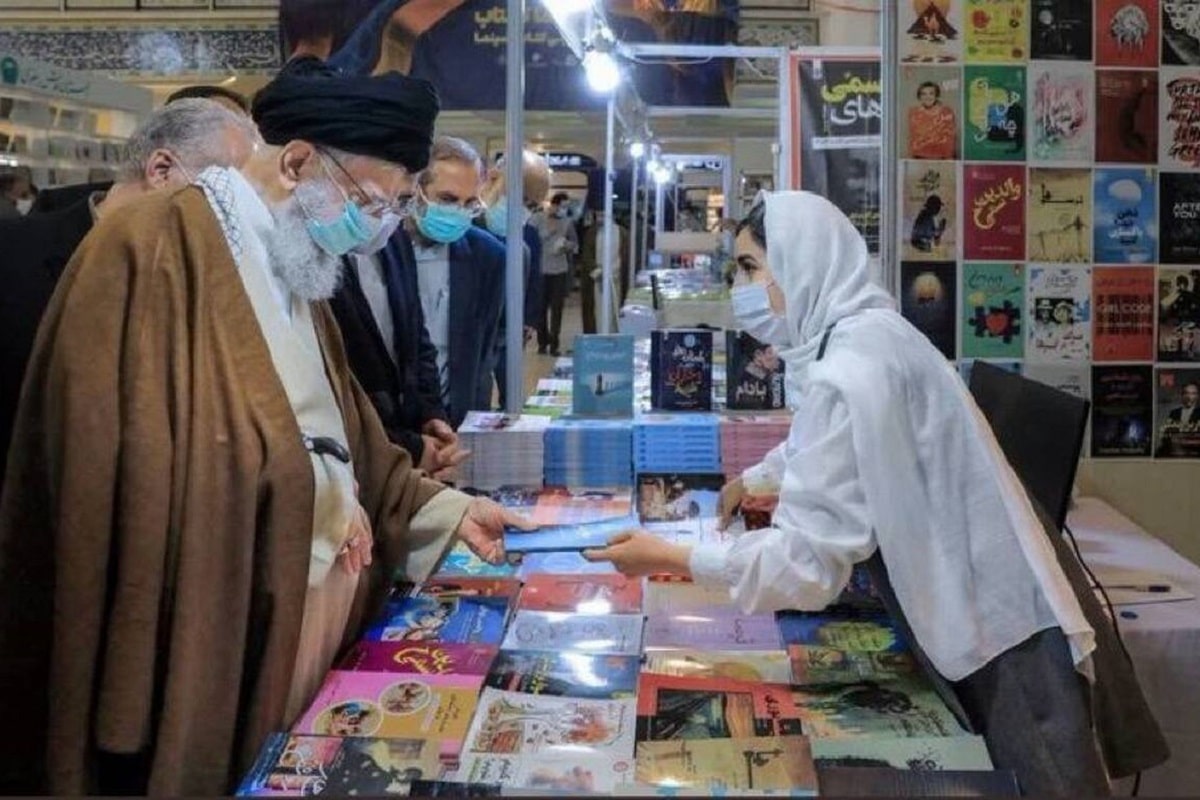 فیلم| حس دلنشین پدر و دختری؛ خانم غرفه دار از دیدار با رهبر انقلاب در نمایشگاه کتاب می گوید | دیلی 3