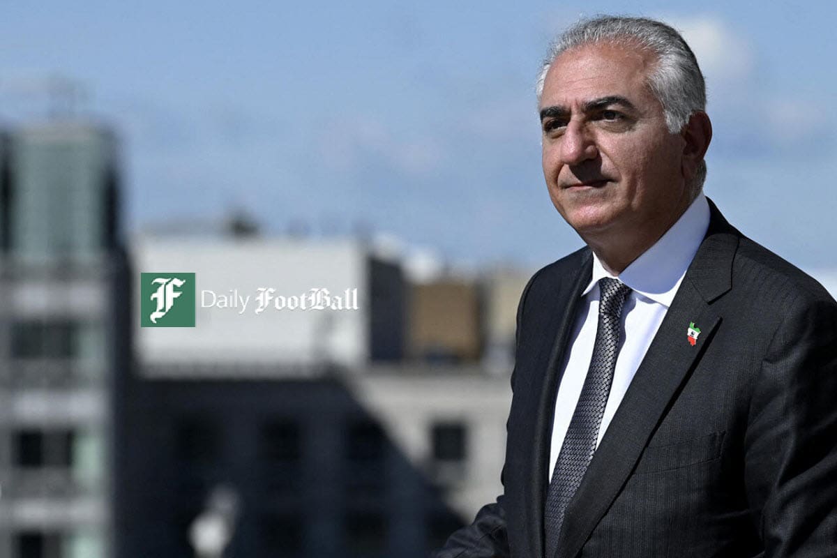 عکس| بدل رضا پهلوی در مترو تهران | دیلی 3