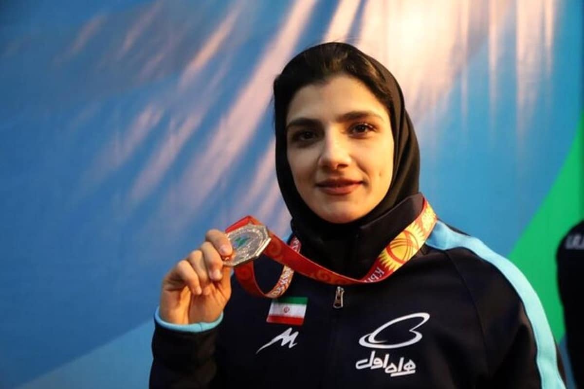 فیلم| نماز خواندن بانوی کشتی گیر ایرانی در سالن مسابقات آسیایی فیلم| نماز خواندن بانوی کشتی گیر ایرانی در سالن مسابقات آسیایی | دیلی 3