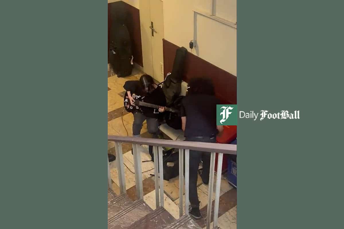 فیلم| هنجارشکنی دانشجویان بی حجاب وسط سالن دانشگاه هنر | دیلی 3