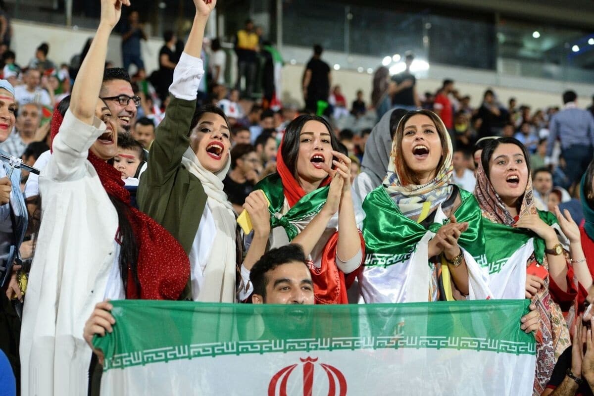 عکس| اعتراض مردمی به حضور زنان در ورزشگاه ها در مراسم استقبال از رئیسی | دیلی 3