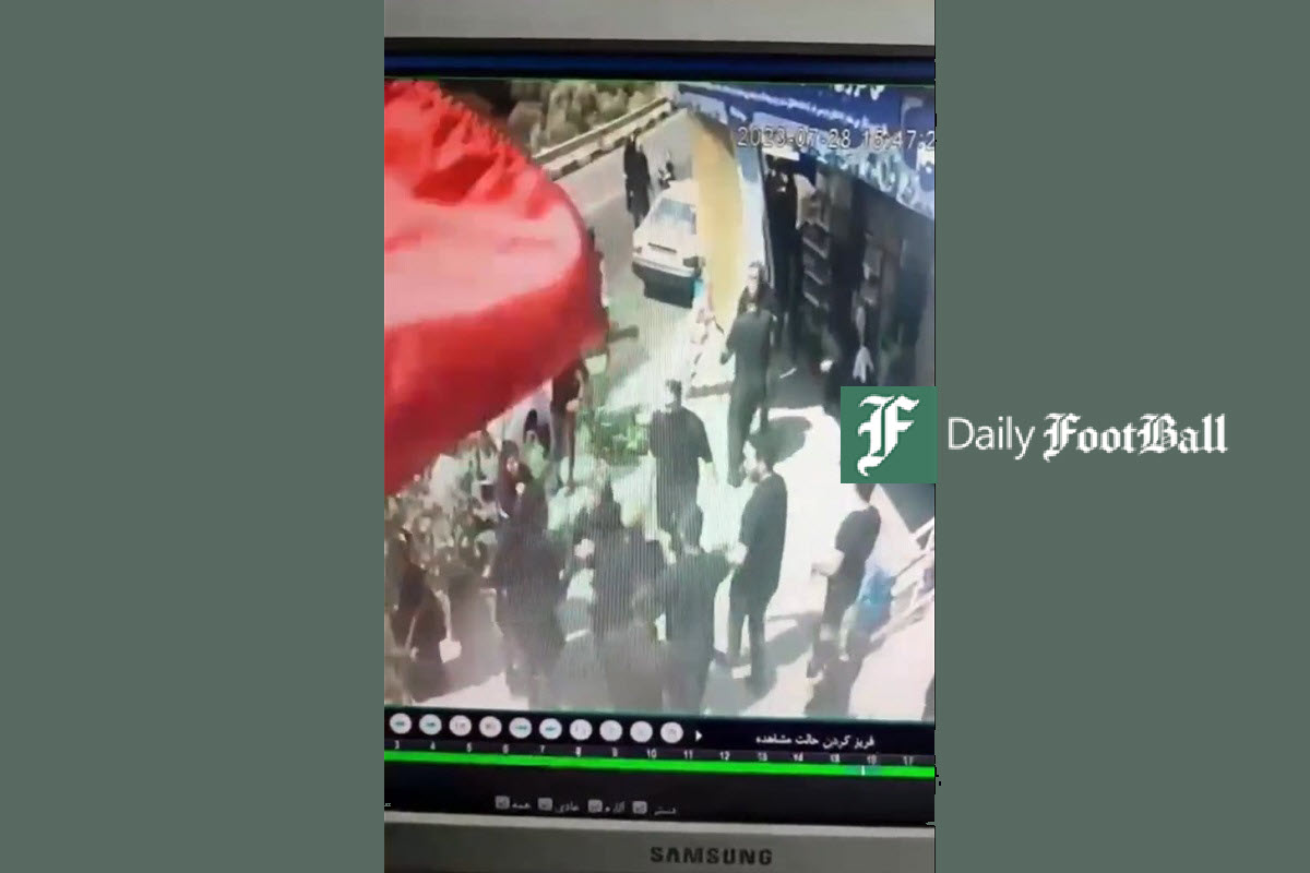 فیلم| حمله وحشیانه اراذل و اوباش به هیئت و لگد به پهلوی یک مادر در روز عاشورا فیلم| حمله وحشیانه اراذل و اوباش به هیئت و لگد به پهلوی یک مادر در روز عاشورا | دیلی 3