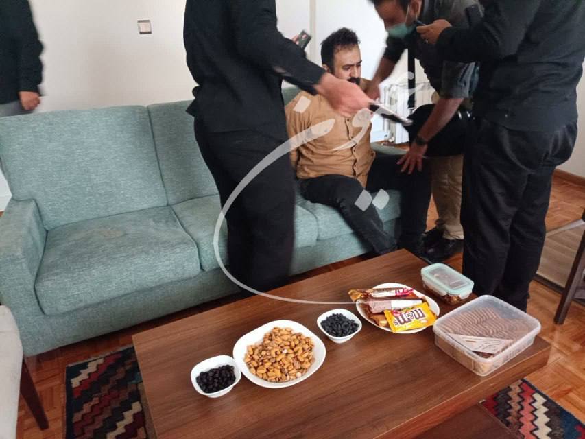 عکس| لحظه بازداشت مهدی یراحی در حال پلی استیشن بازی کردن عکس| لحظه بازداشت مهدی یراحی در حال پلی استیشن بازی کردن | دیلی 3