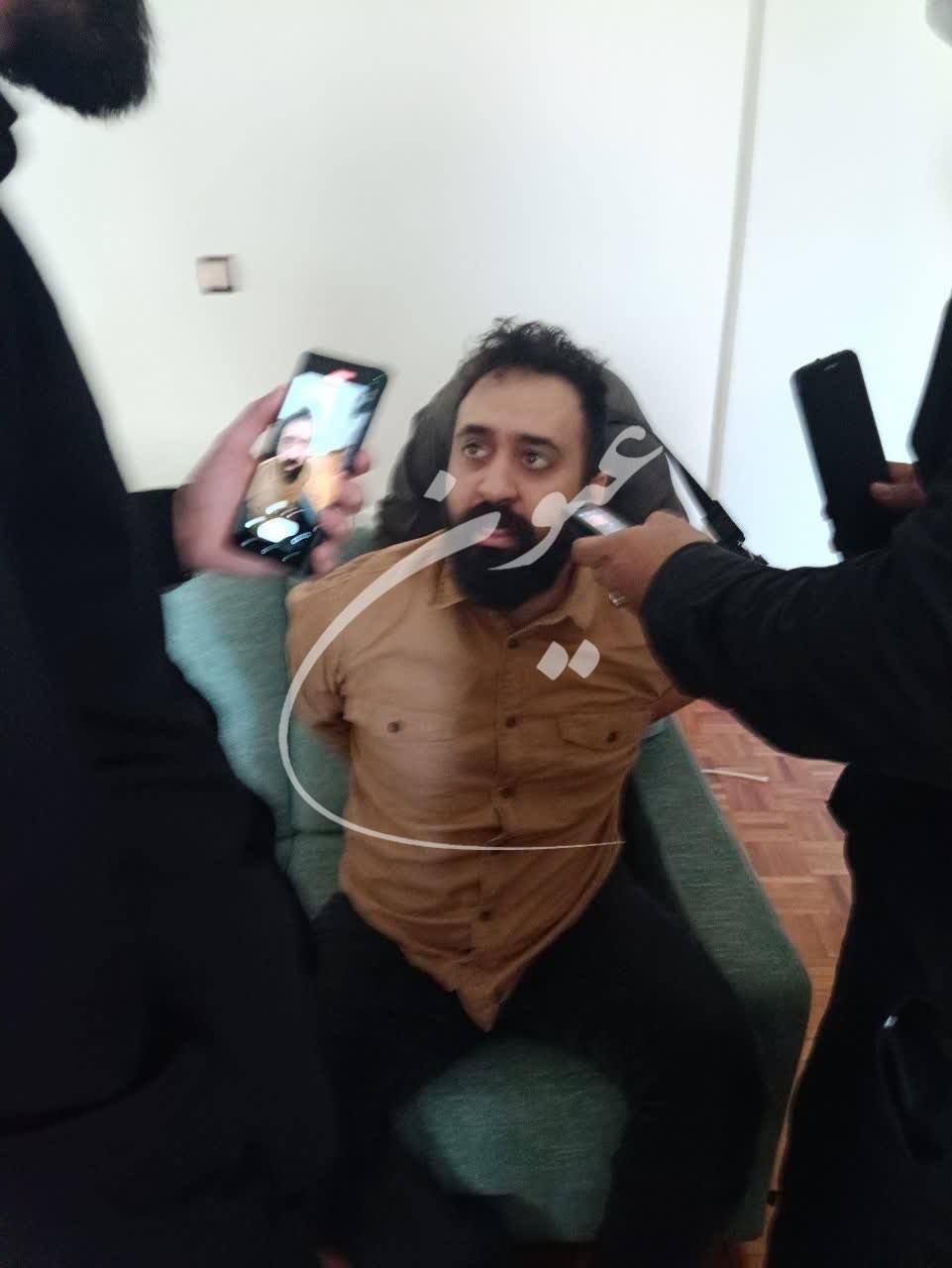 عکس| لحظه بازداشت مهدی یراحی در حال پلی استیشن بازی کردن عکس| لحظه بازداشت مهدی یراحی در حال پلی استیشن بازی کردن | دیلی 3