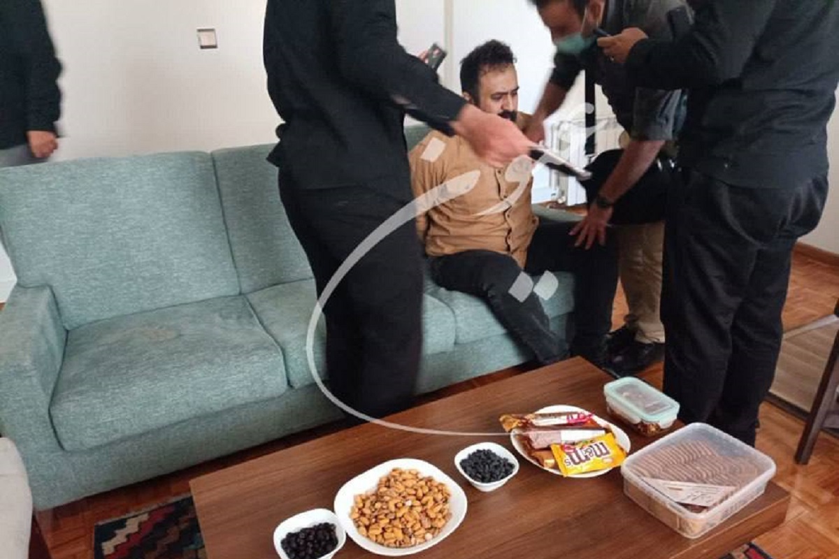 عکس| لحظه بازداشت مهدی یراحی در حال پلی استیشن بازی کردن عکس| لحظه بازداشت مهدی یراحی در حال پلی استیشن بازی کردن | دیلی 3