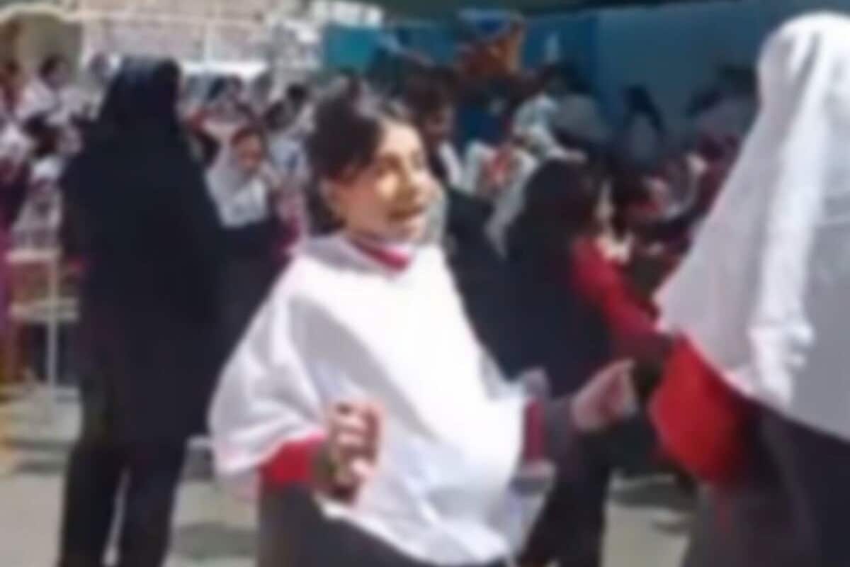 عکس| واکنش مردم به اخراج مدیر مدرسه کیمیای دانش کرمان به علت پخش آهنگ دافی برای دانش آموزان | دیلی 3