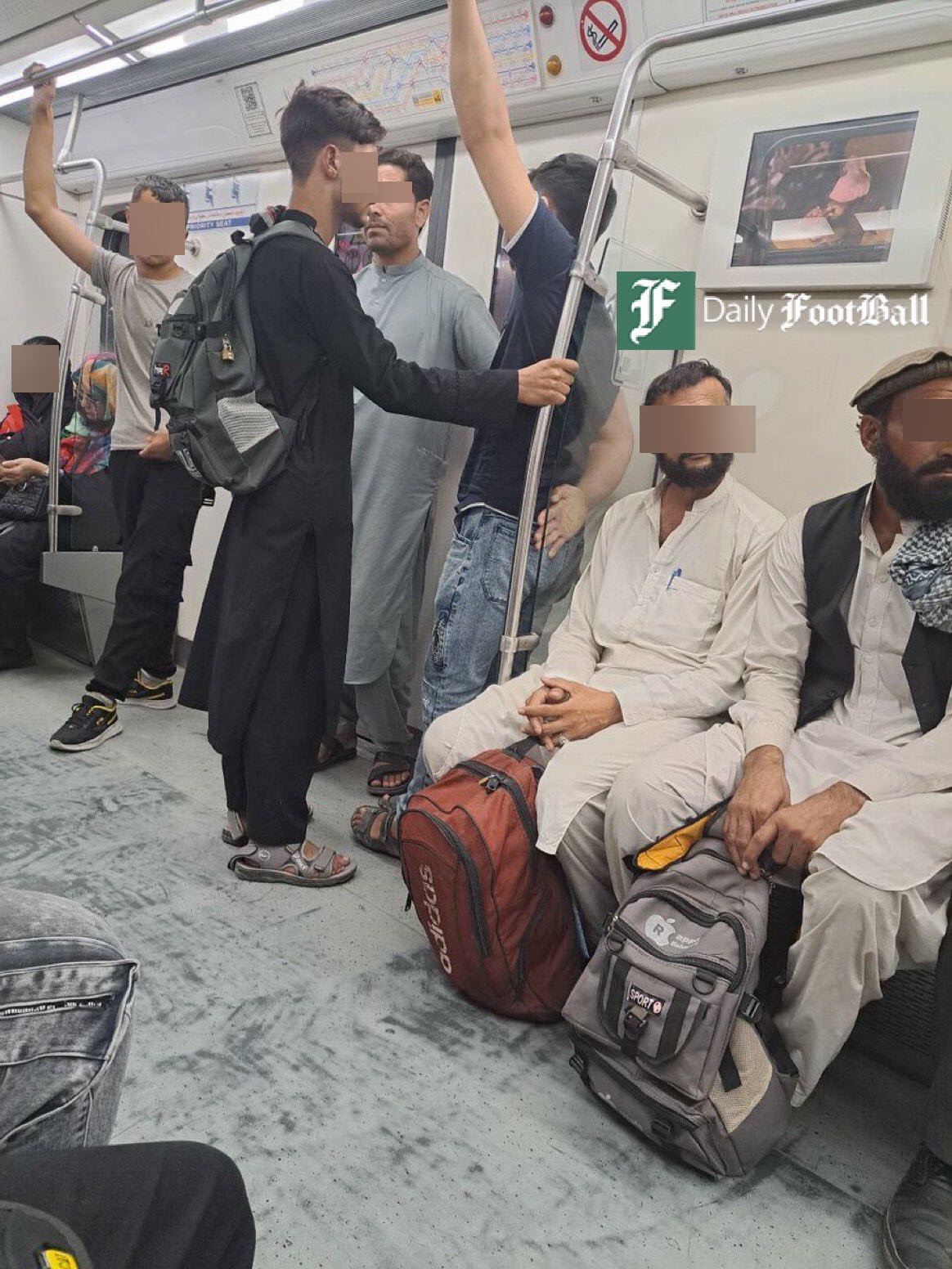 عکس| اینجا افغانستان نیست؛ تصویری عجیب از حضور پرشمار مهاجران افغان در مترو تهران | دیلی 3