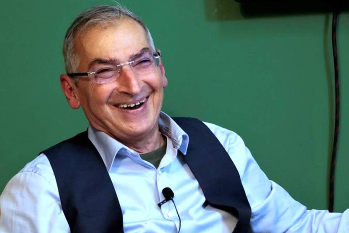 عکس| تشویق دختران دانش آموز به کشف حجاب توسط صادق زیباکلام | دیلی 3