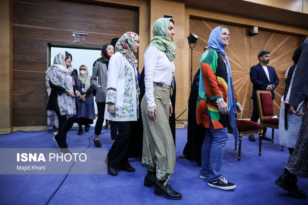 عکس| پوشش و حجاب برندگان جشنواره خورشید در حضور همسر رئیسی | دیلی 3