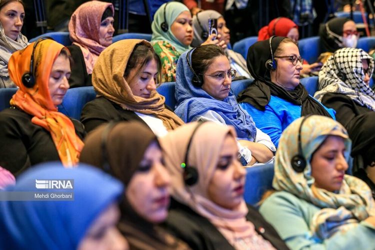 عکس| پوشش و حجاب برندگان جشنواره خورشید در حضور همسر رئیسی | دیلی 3