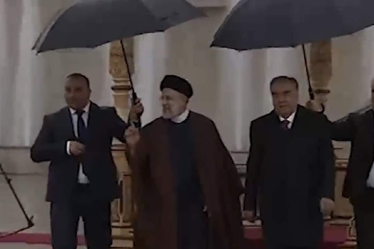 فیلم| زیر باران باید رفت؛ چتر نخواستن آیت الله رئیسی در تاجیکستان | دیلی 3