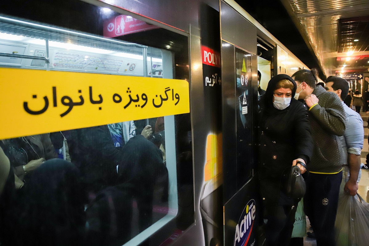 فیلم| ممانعت پلیس مقتدر از ورود زن بی حجاب به متروی تهران فیلم| ممانعت پلیس مقتدر از ورود زن بی حجاب به متروی تهران | دیلی 3