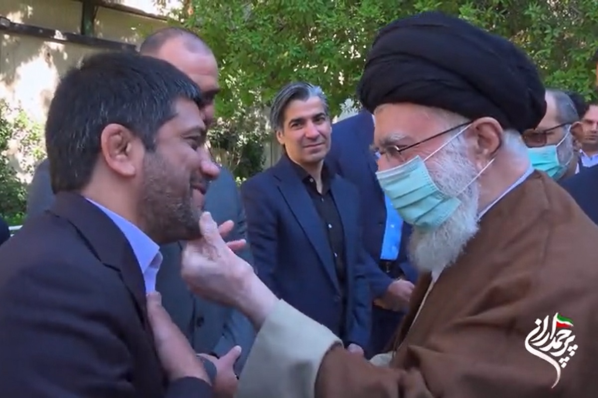 فیلم| شوخی صمیمانه رهبر انقلاب با علیرضا دبیر | دیلی 3