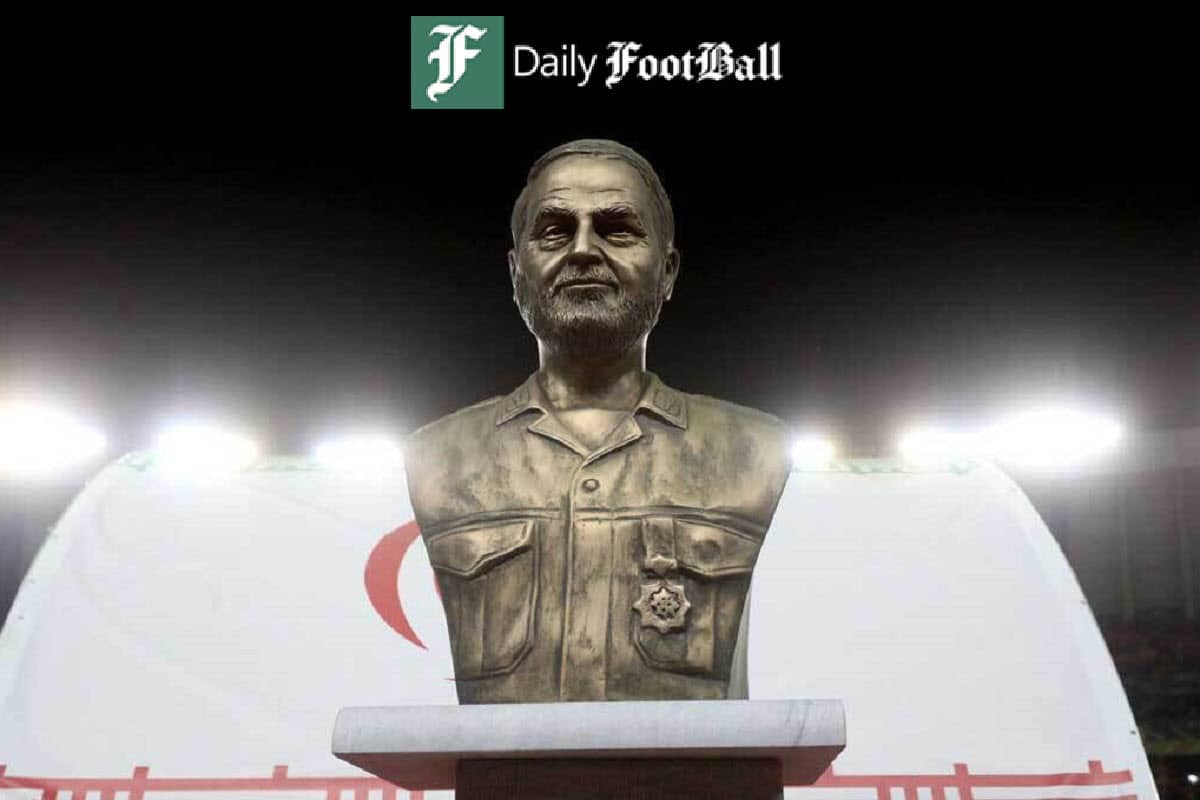 عکس| انتقال تندیس سردار سلیمانی به بیرون ورزشگاه؛ میزبانی سپاهان از الهلال در نقش جهان اصفهان عکس| انتقال تندیس سردار سلیمانی به بیرون ورزشگاه؛ میزبانی سپاهان از الهلال در نقش جهان اصفهان | دیلی 3