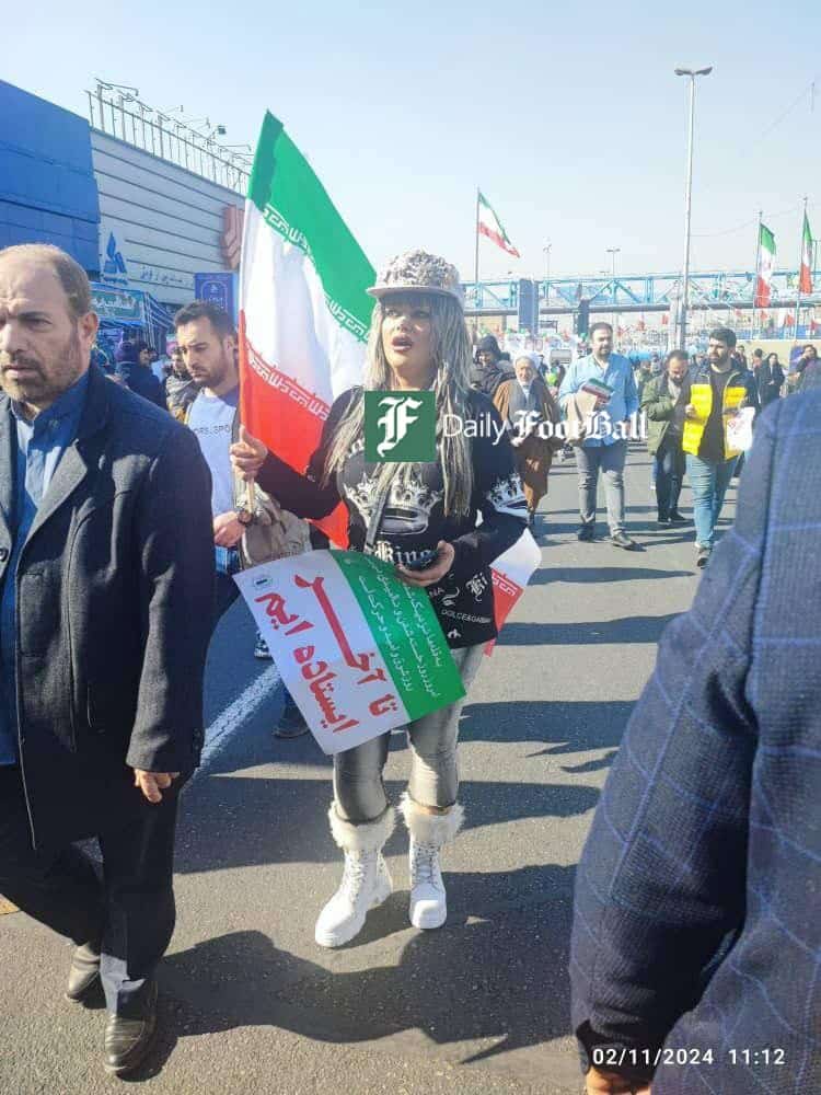 عکس| تصویری پربازدید از تنها زن بی حجاب راهپیمایی 22 بهمن 1402 عکس| تصویری پربازدید از تنها زن بی حجاب راهپیمایی 22 بهمن 1402 | دیلی 3