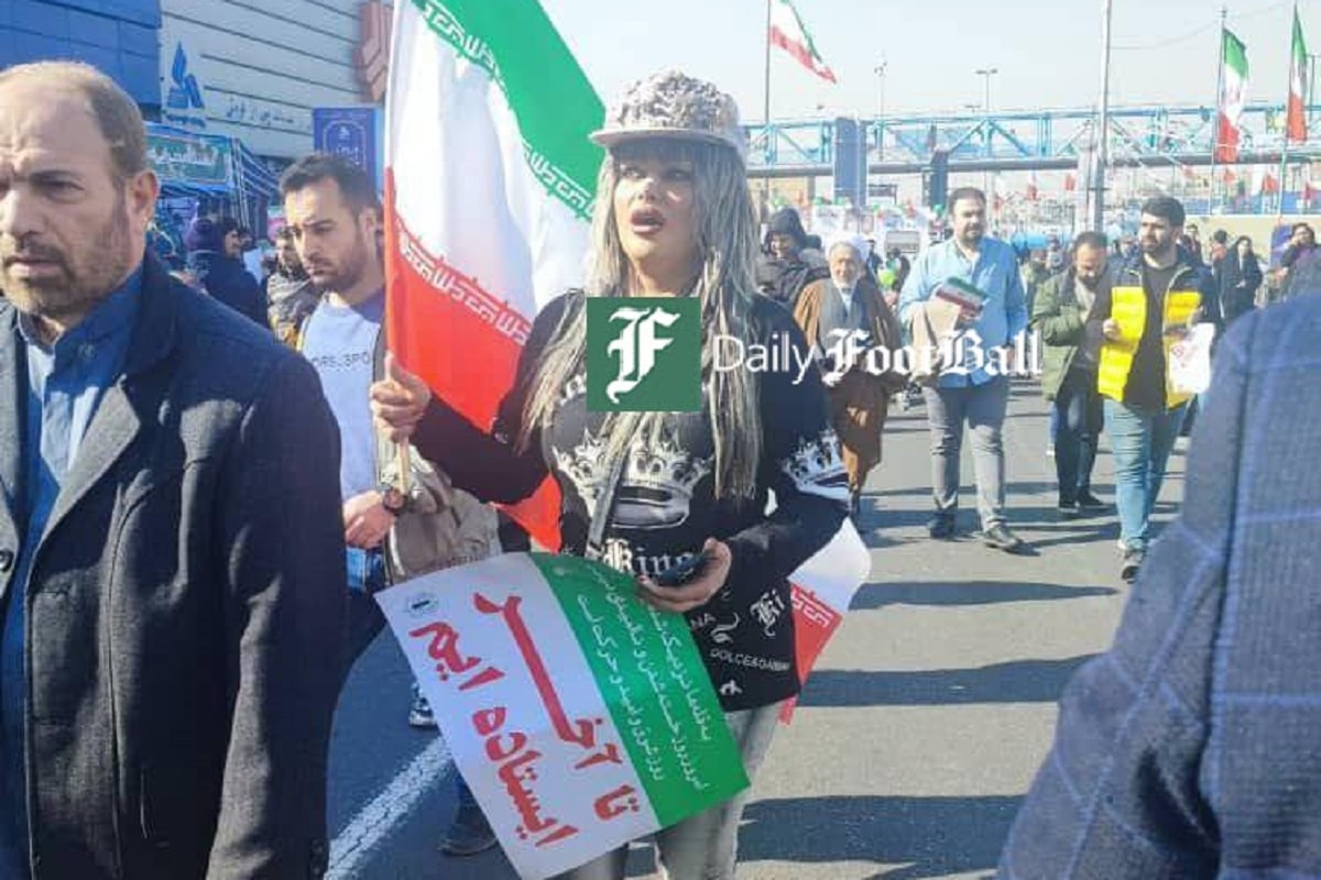 عکس| تصویری پربازدید از تنها زن بی حجاب راهپیمایی 22 بهمن 1402 عکس| تصویری پربازدید از تنها زن بی حجاب راهپیمایی 22 بهمن 1402 | دیلی 3