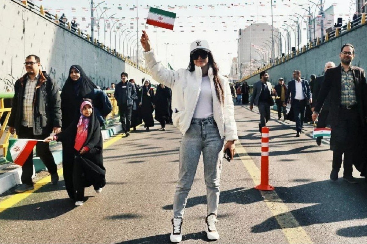 عکس| دختر کم حجاب راهپیمایی 22 بهمن با دختری که در پارتی دستگیر می شود فرق دارد! | دیلی 3