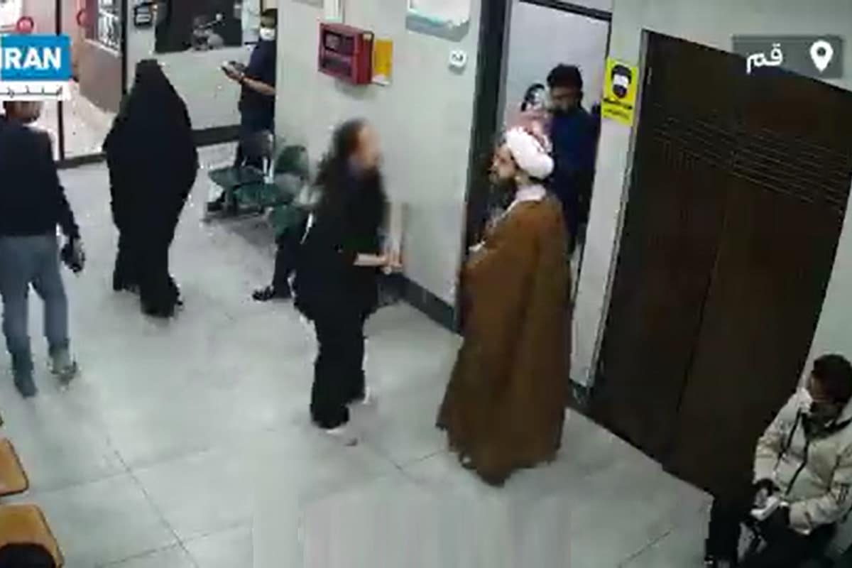 فیلم| هتک حرمت روحانیت توسط زن بی حجاب در درمانگاه قم؛ همکاری مرکز درمانی با رسانه های معاند فیلم| هتک حرمت روحانیت توسط زن بی حجاب در درمانگاه قم؛ همکاری مرکز درمانی با رسانه های معاند | دیلی 3