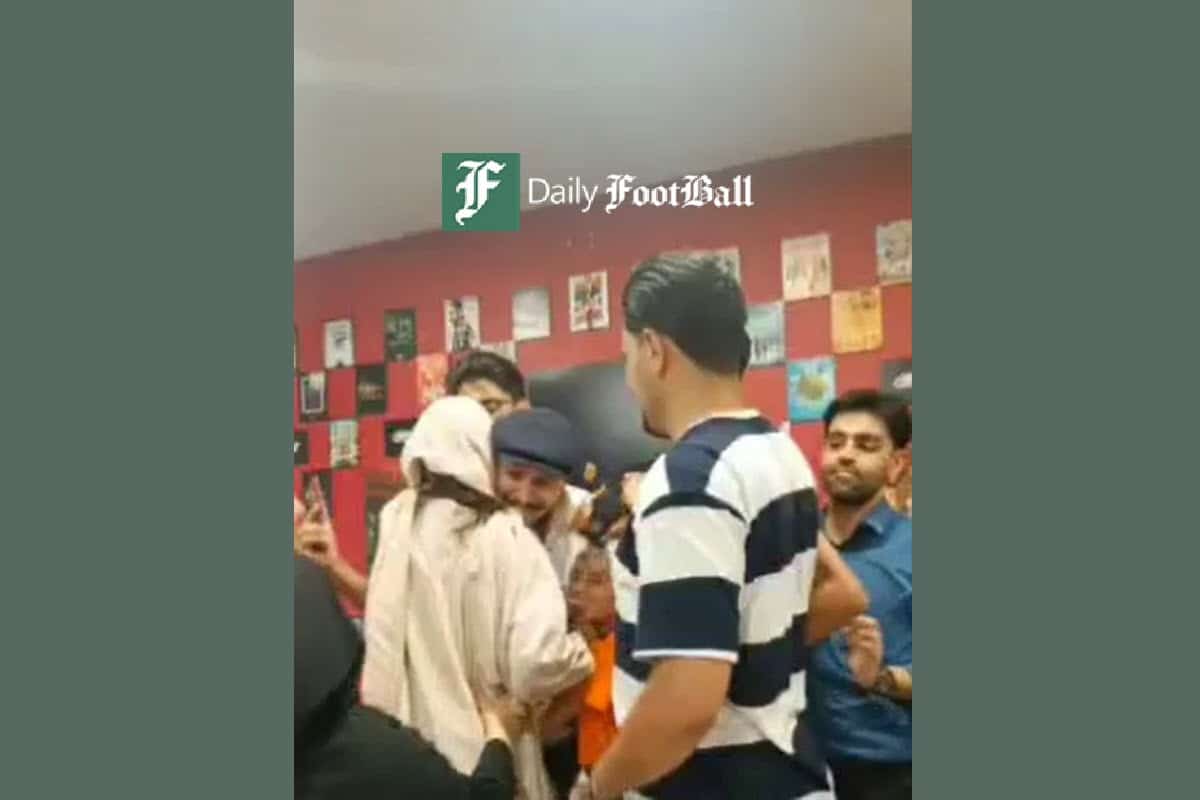 فیلم| بغل کردن جواد عزتی توسط یک دختر هوادار در اکران مردمی فیلم تمساح خونی در مشهد | دیلی 3
