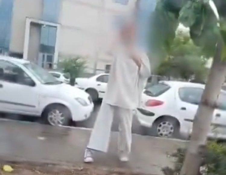 عکس| پوشش دختری که توسط گشت ارشاد با پتو بازداشت شد | دیلی 3