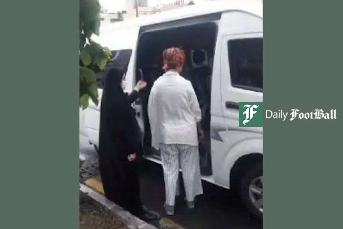 عکس| پوشش دختری که توسط گشت ارشاد با پتو بازداشت شد | دیلی 3