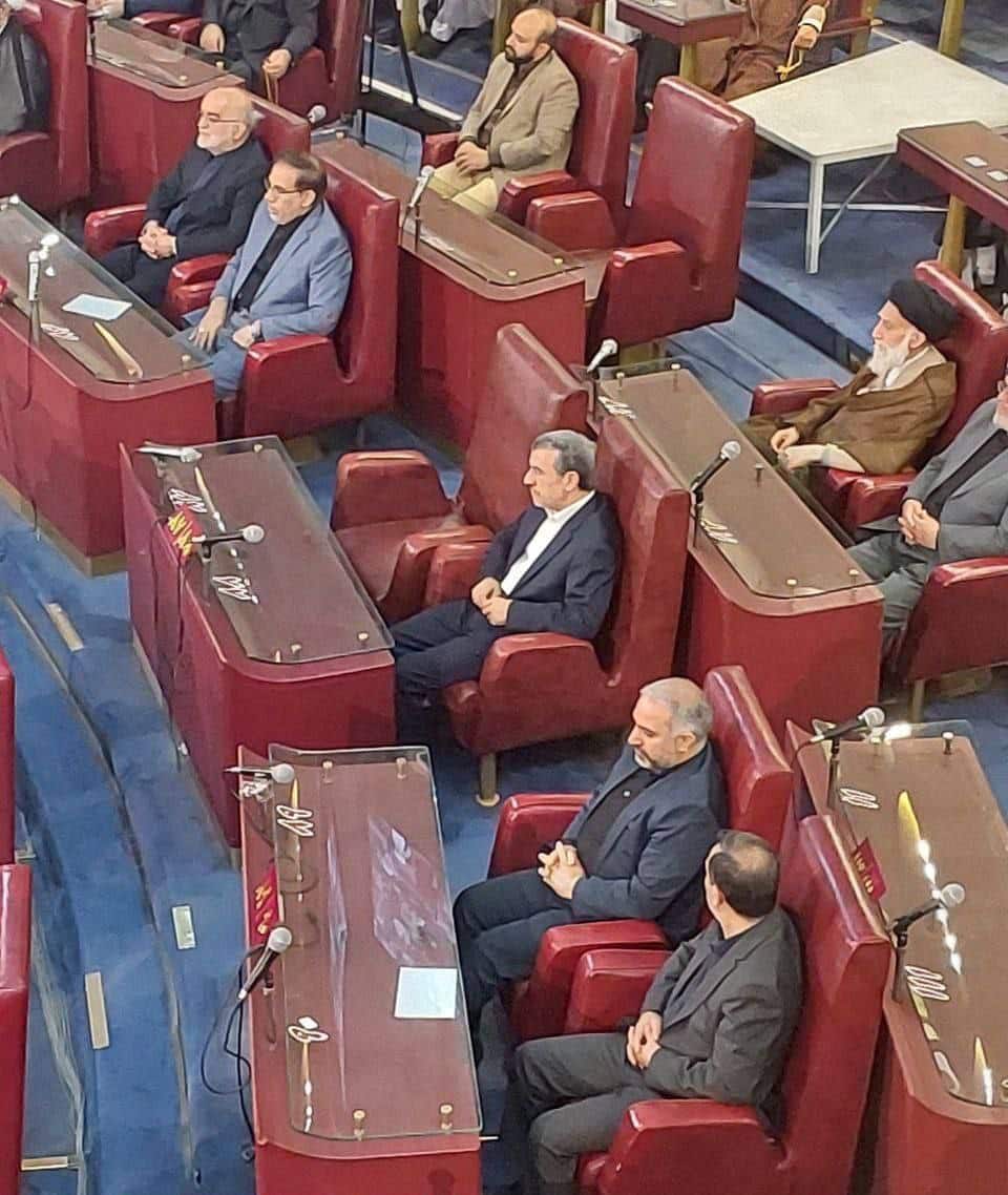 عکس| پیراهن سفید محمود احمدی نژاد جنجال به پا کرد؛ شاید لباس مشکی نداشته… | دیلی 3