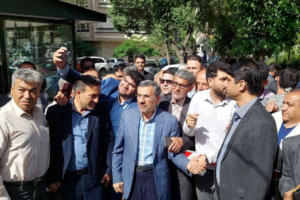 عکس| درخواست مردمی از محمود احمدی نژاد برای شرکت در انتخابات 1403 | دیلی 3