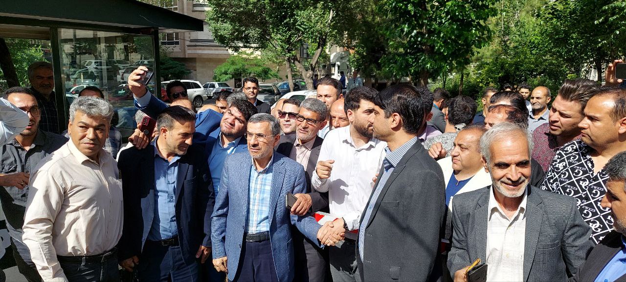عکس| درخواست مردمی از محمود احمدی نژاد برای شرکت در انتخابات 1403 | دیلی 3