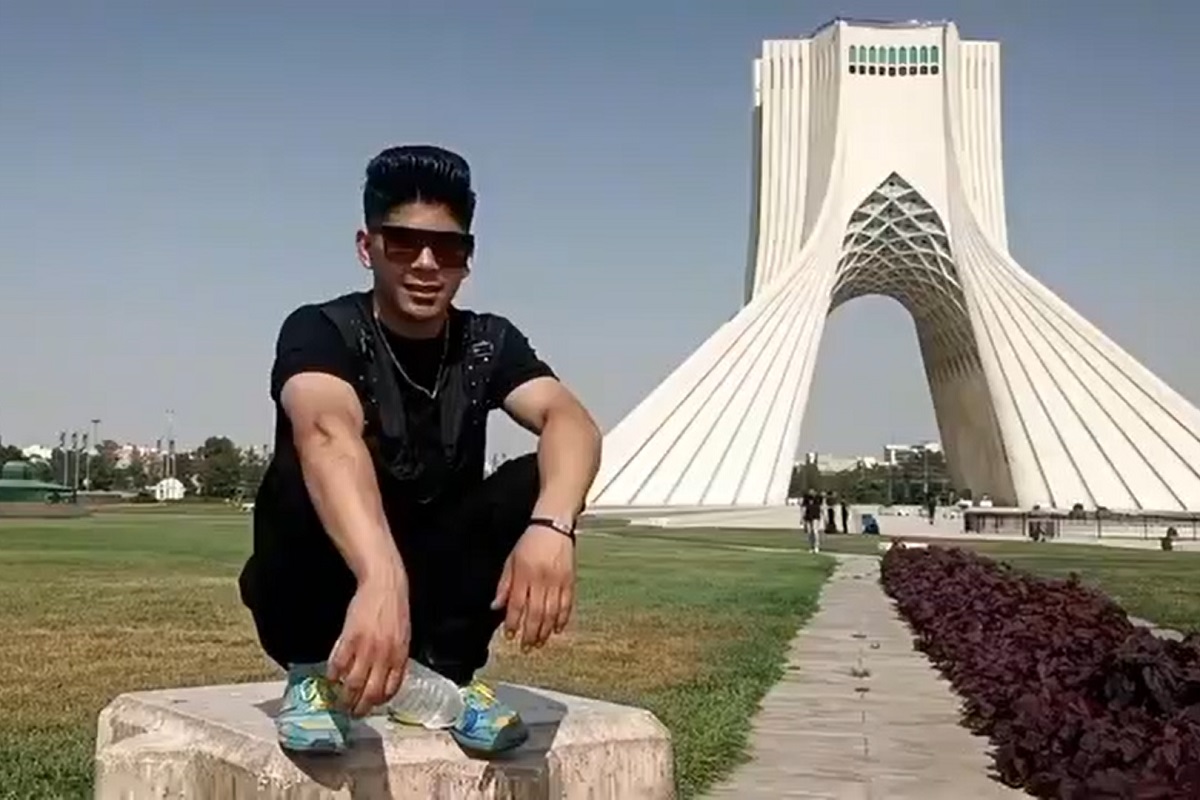 فیلم| تمسخر پلیس توسط یک افغانستانی در میدان آزادی تهران | دیلی 3
