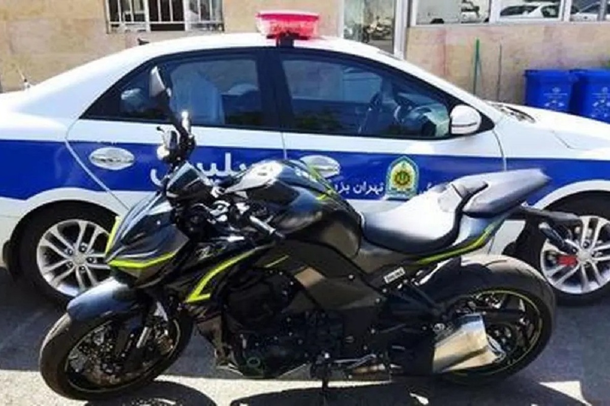 عکس| خط و نشان زن هنجارشکن برای پلیس راهور | دیلی 3