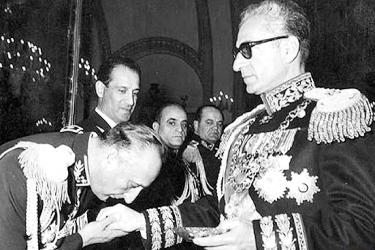 فیلم| عاقبت نبوسیدن دست محمدرضا پهلوی | دیلی 3