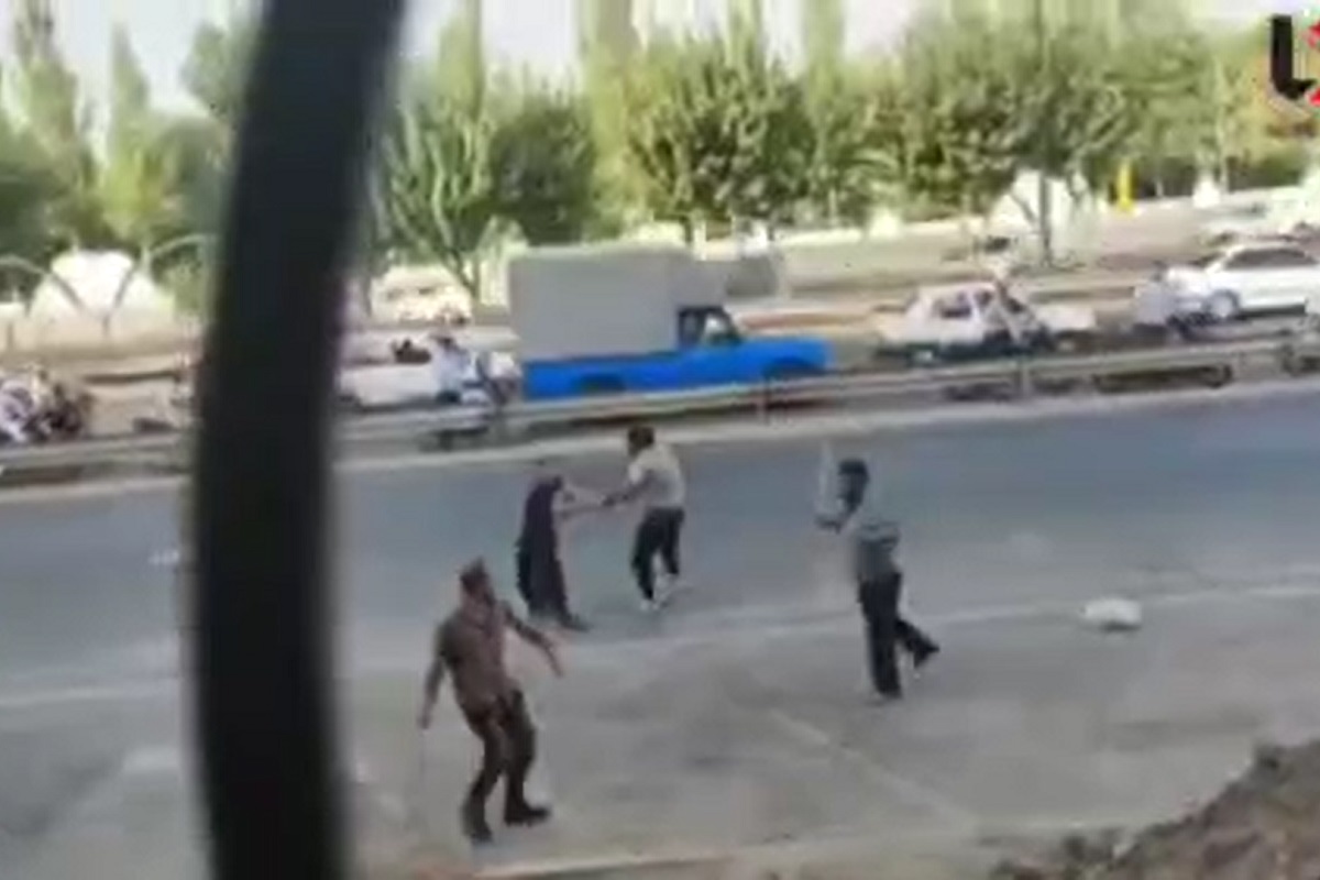 فیلم| نزاع دسته جمعی کارگران افغانی در تهران | دیلی 3