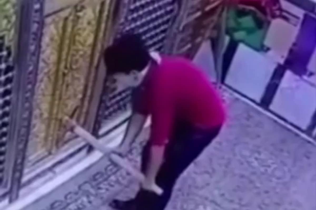 فیلم| سرقت پول های امامزاده توسط یک جوان افغان | دیلی 3