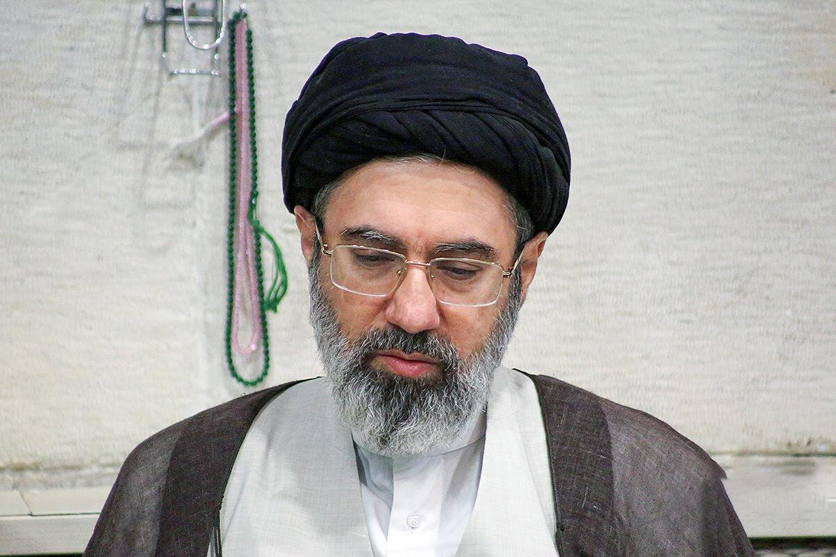 فیلم| علت تعطیلی کلاس خارج فقه و اصول سید مجتبی خامنه ای | دیلی 3
