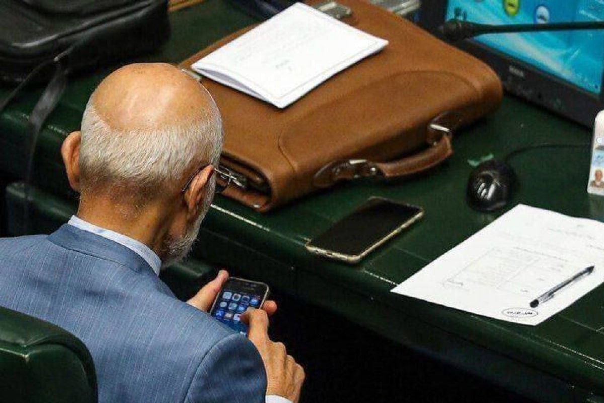 عکس| گوشی آیفون در دست مصطفی میرسلیم | دیلی 3